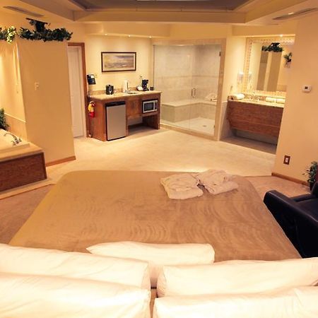 Sybaris Pool Suites - إنديانابوليس الغرفة الصورة